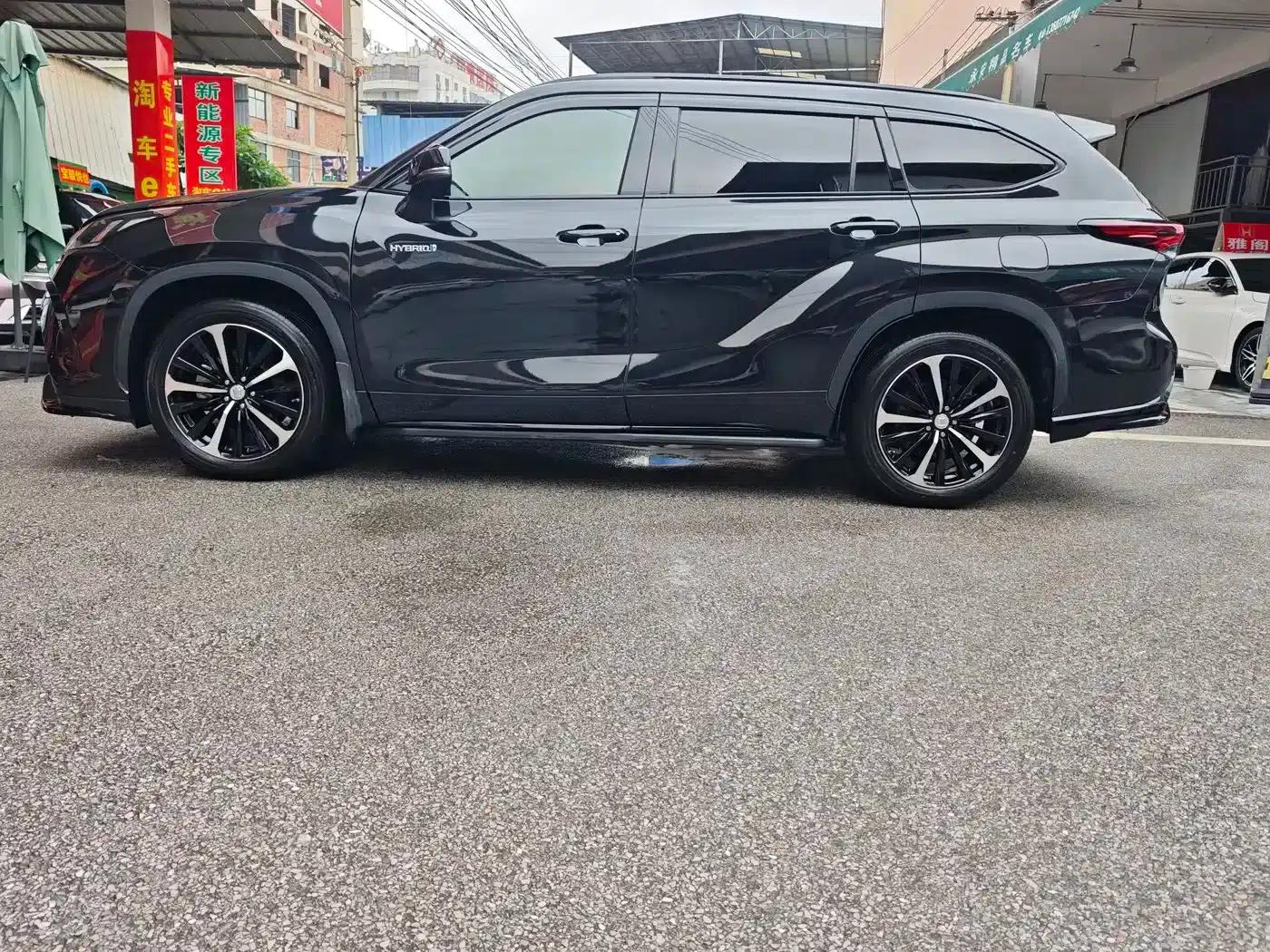 Crown Land Cruiser 2023 2.5L HEV 4WD Premium Edition — миниатюра 8