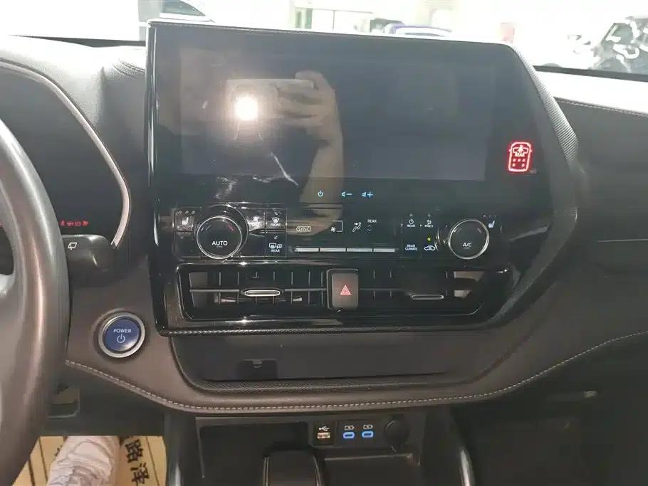 Crown Land Cruiser 2022 2.5L HEV 4WD Premium Edition — миниатюра 13