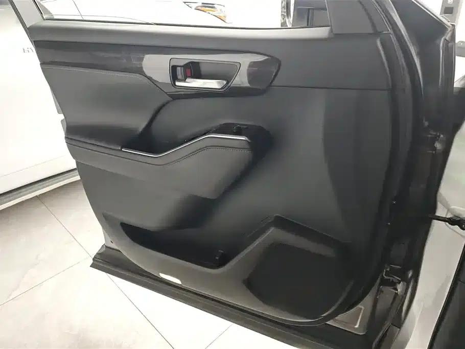 Crown Land Cruiser 2022 2.5L HEV 4WD Premium Edition — миниатюра 7