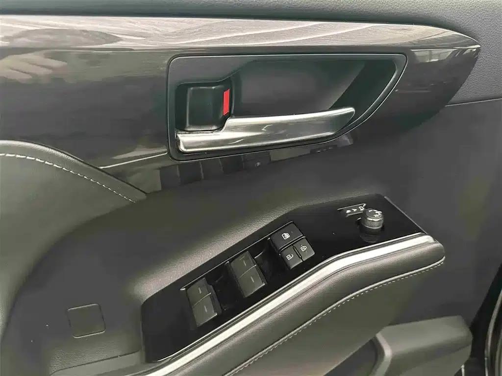 Crown Land Cruiser 2023 2.5L HEV 4WD Premium Edition — миниатюра 8