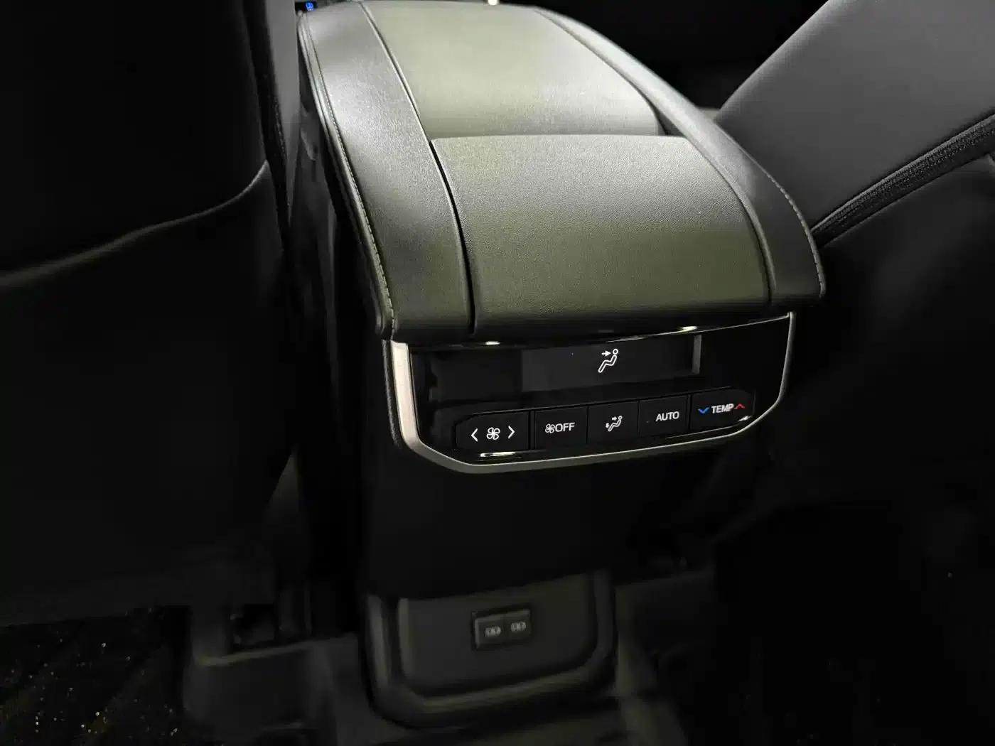 Crown Land Cruiser 2024 2.5L HEV 4WD Premium Edition — миниатюра 11