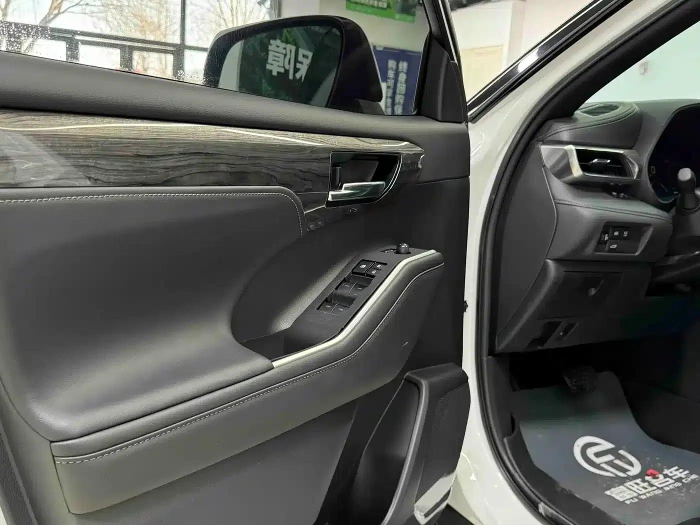 Crown Land Cruiser 2024 2.5L HEV 4WD Premium Edition — миниатюра 4
