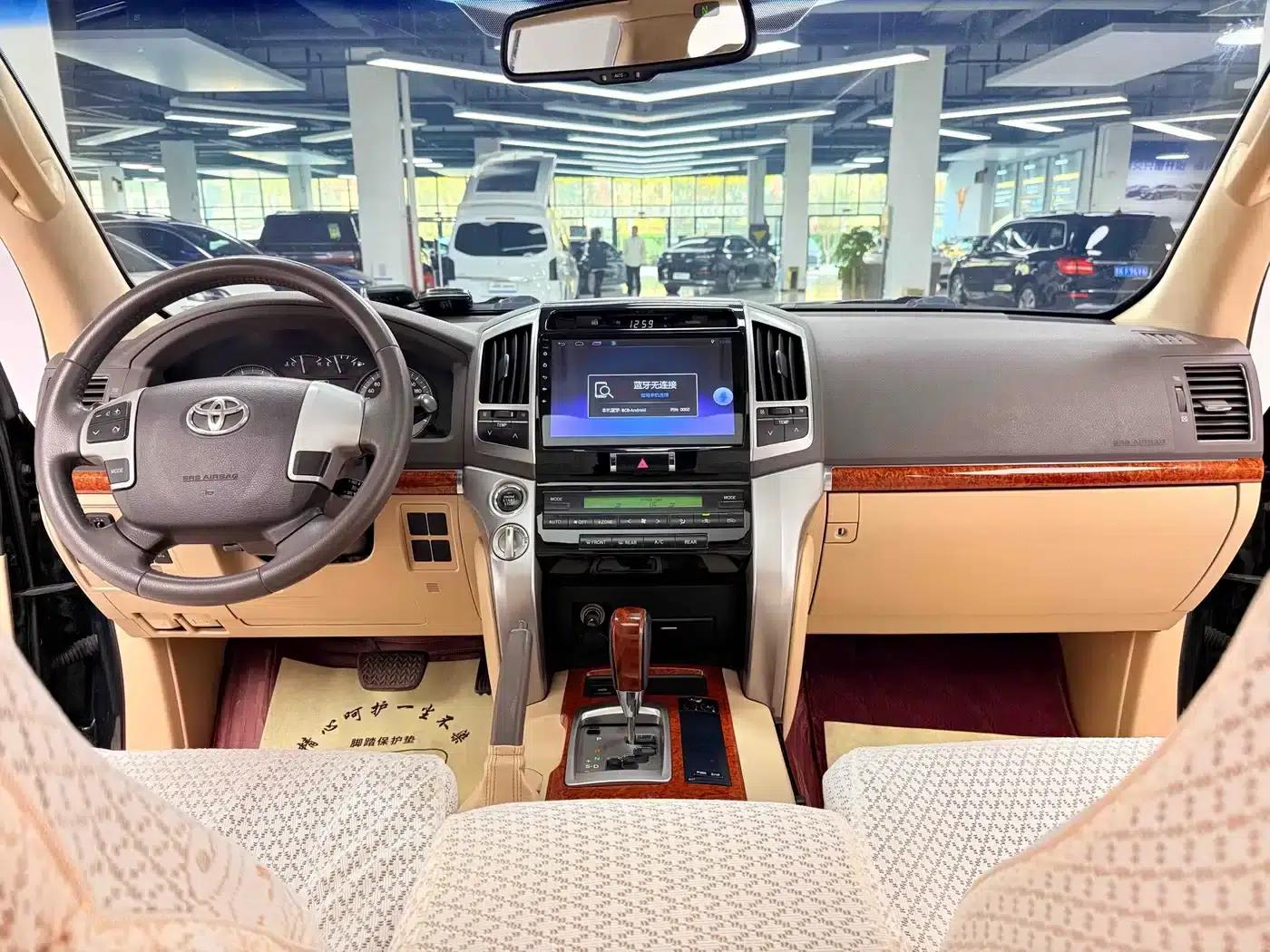 2012 Land Cruiser 4.0L Automatic VX — миниатюра 8