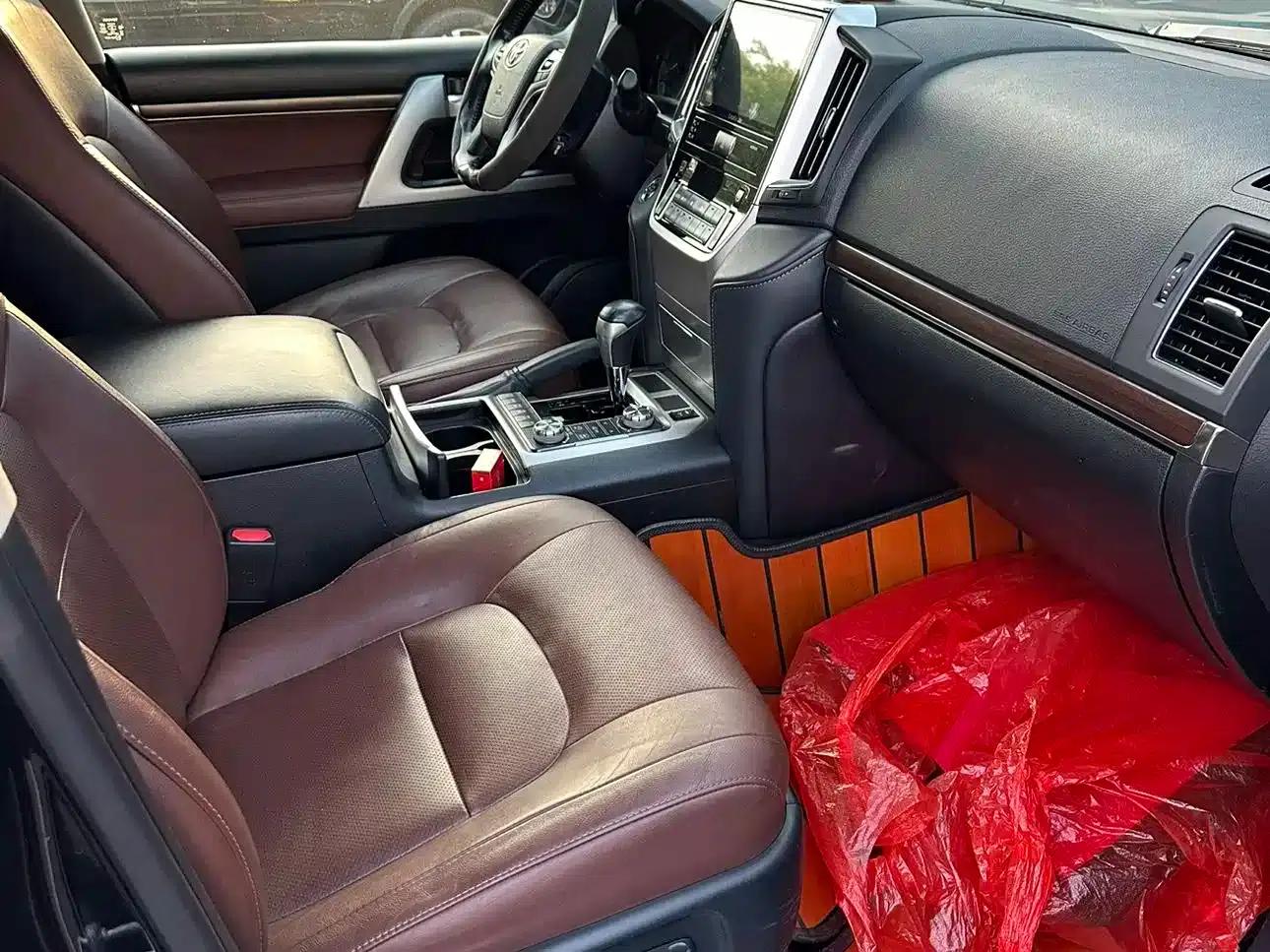 2018 Land Cruiser (Imported) 5.7L Middle East Edition — миниатюра 5
