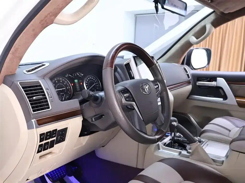 2019 Land Cruiser (Imported) 4.0L GX-R Middle East Edition — миниатюра 11