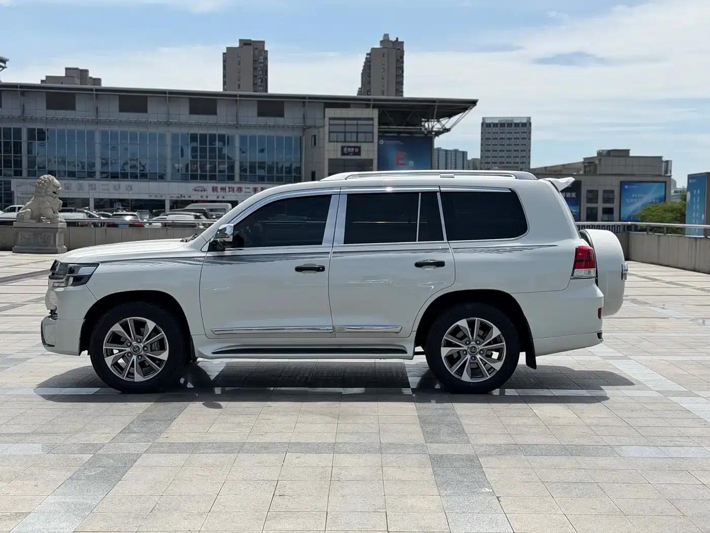 2018 Land Cruiser (Imported) 4.6L Automatic — миниатюра 4