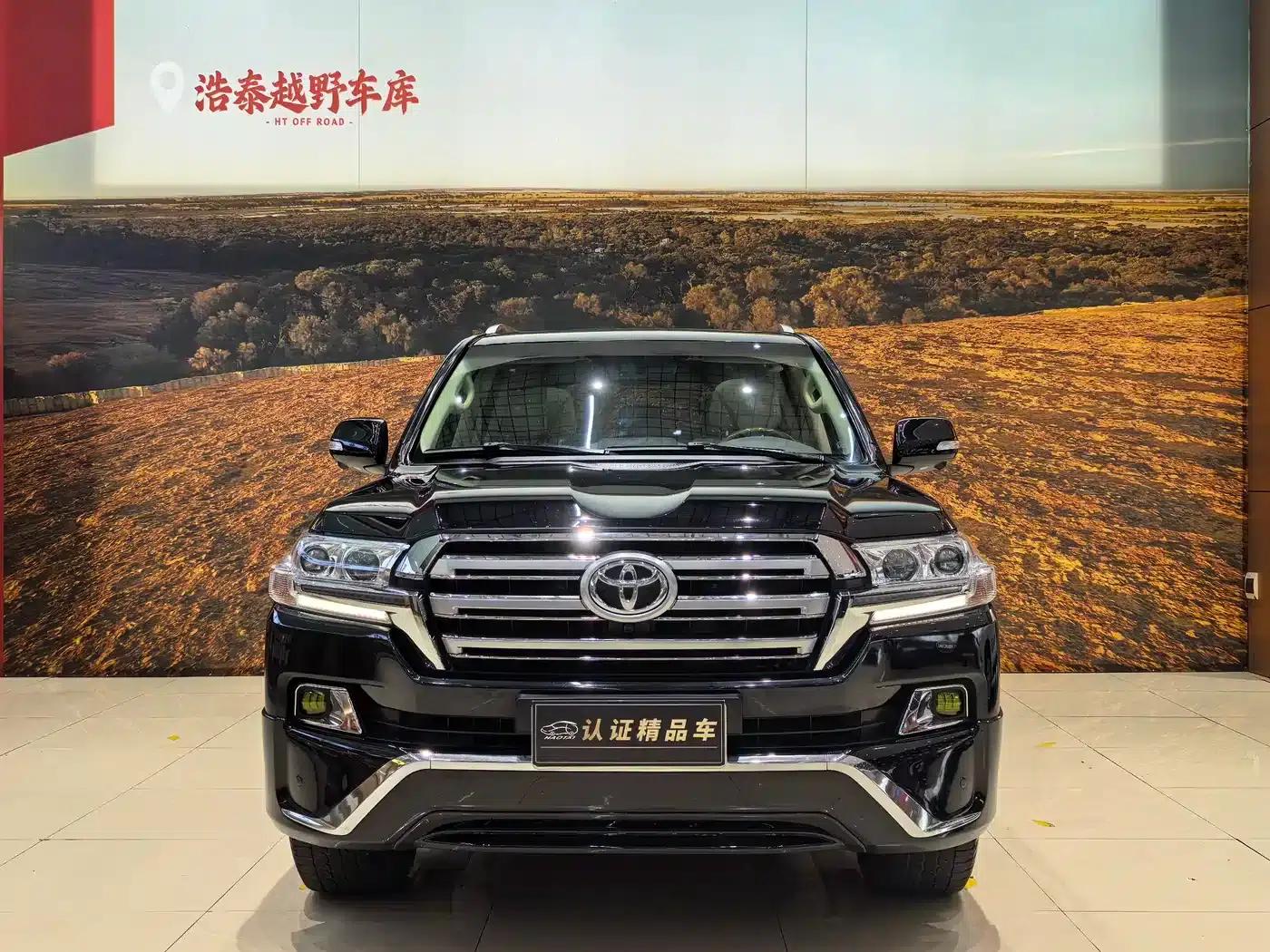 2017 Land Cruiser (Imported) 5.7L EXR Middle East Edition — миниатюра 2
