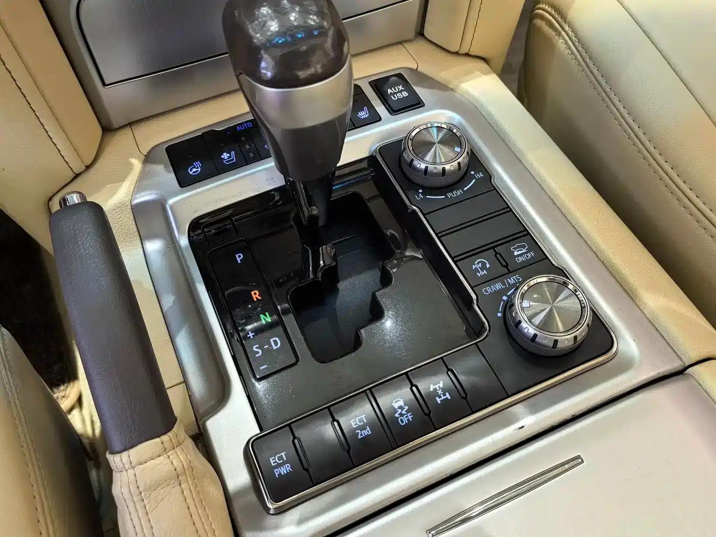2017 Land Cruiser (Imported) 5.7L EXR Middle East Edition — миниатюра 11