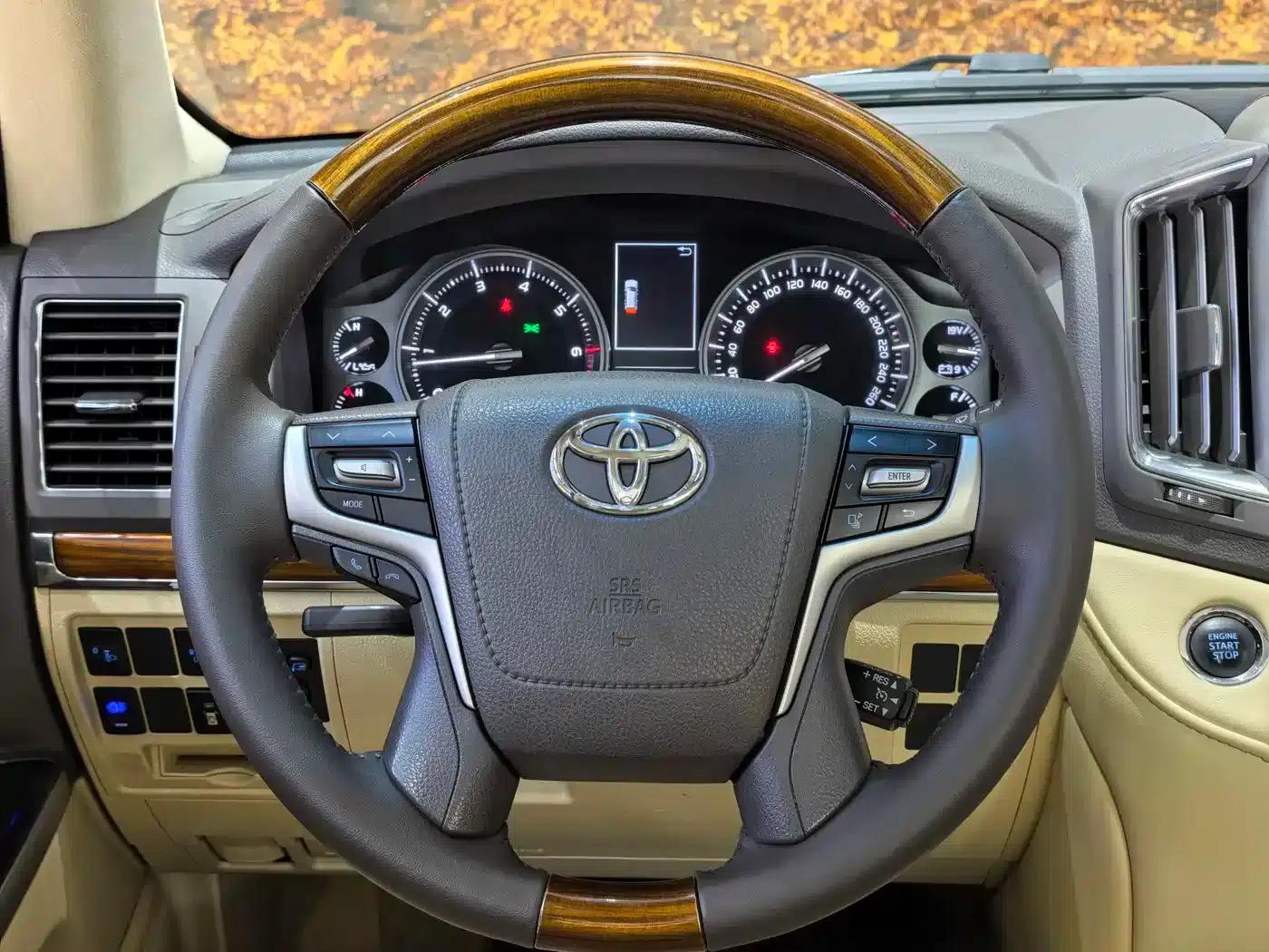 2017 Land Cruiser (Imported) 5.7L EXR Middle East Edition — миниатюра 13