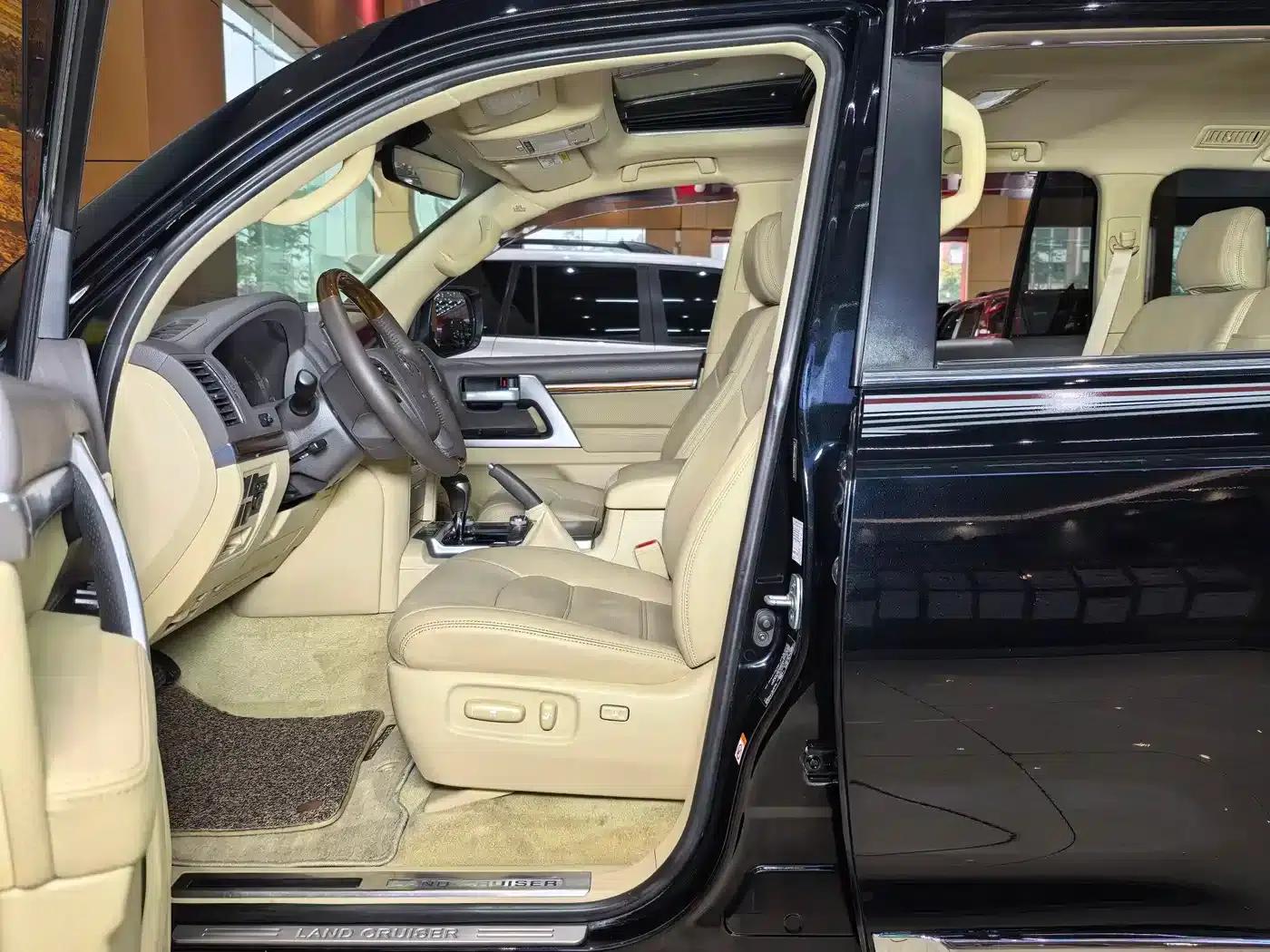 2017 Land Cruiser (Imported) 5.7L EXR Middle East Edition — миниатюра 14