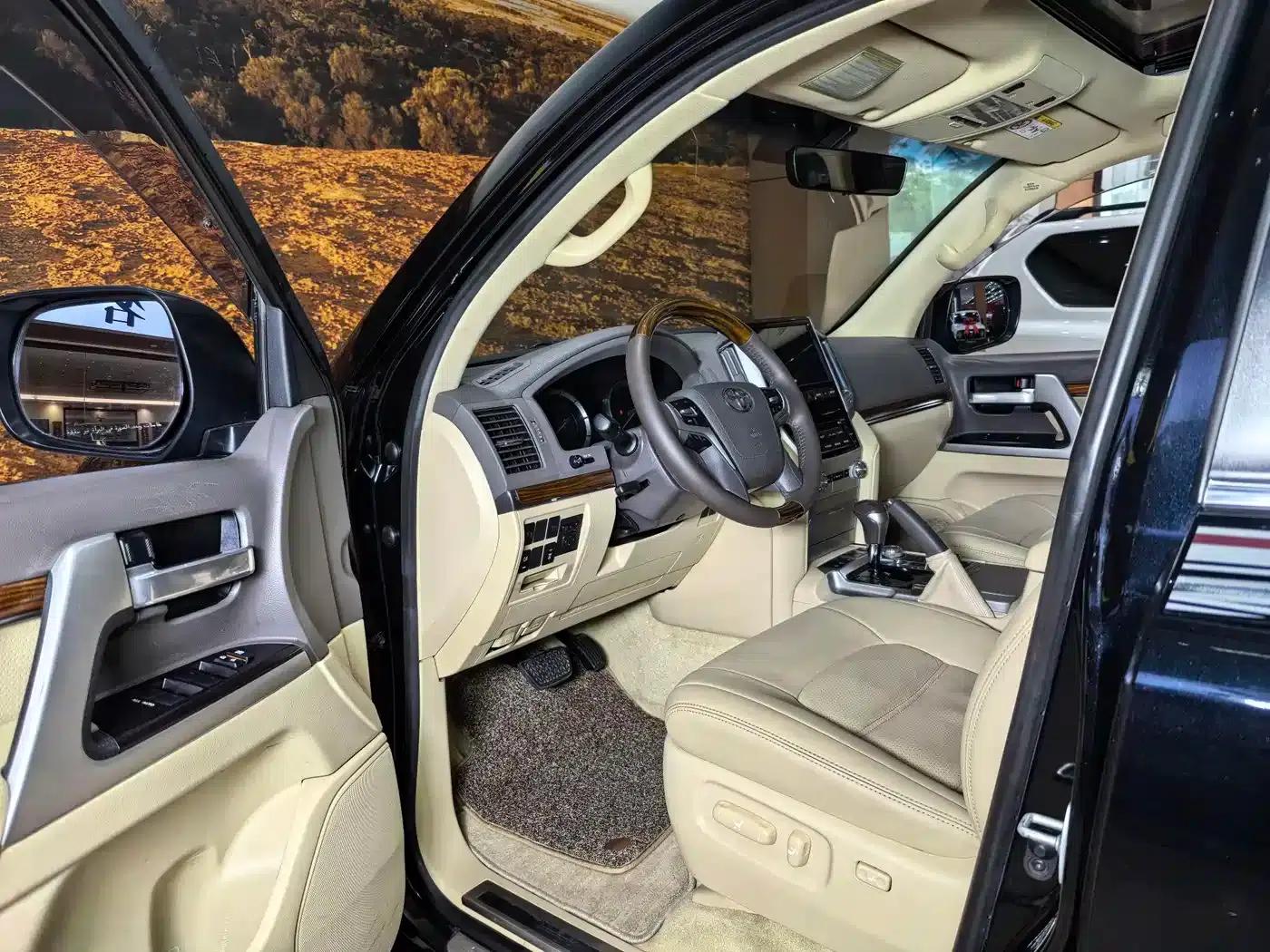 2017 Land Cruiser (Imported) 5.7L EXR Middle East Edition — миниатюра 15