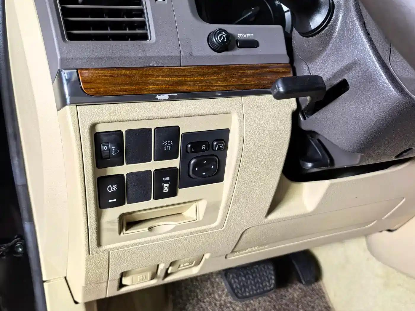 2017 Land Cruiser (Imported) 5.7L EXR Middle East Edition — миниатюра 16