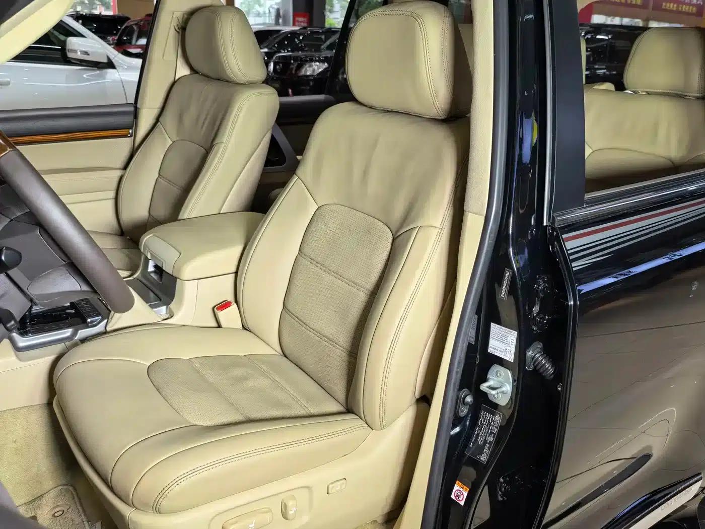 2017 Land Cruiser (Imported) 5.7L EXR Middle East Edition — миниатюра 17