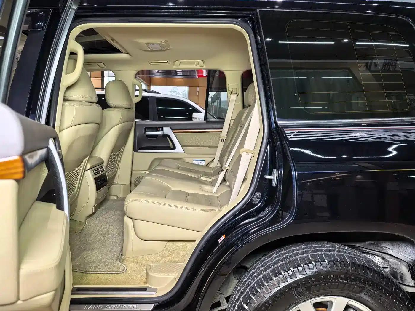 2017 Land Cruiser (Imported) 5.7L EXR Middle East Edition — миниатюра 19