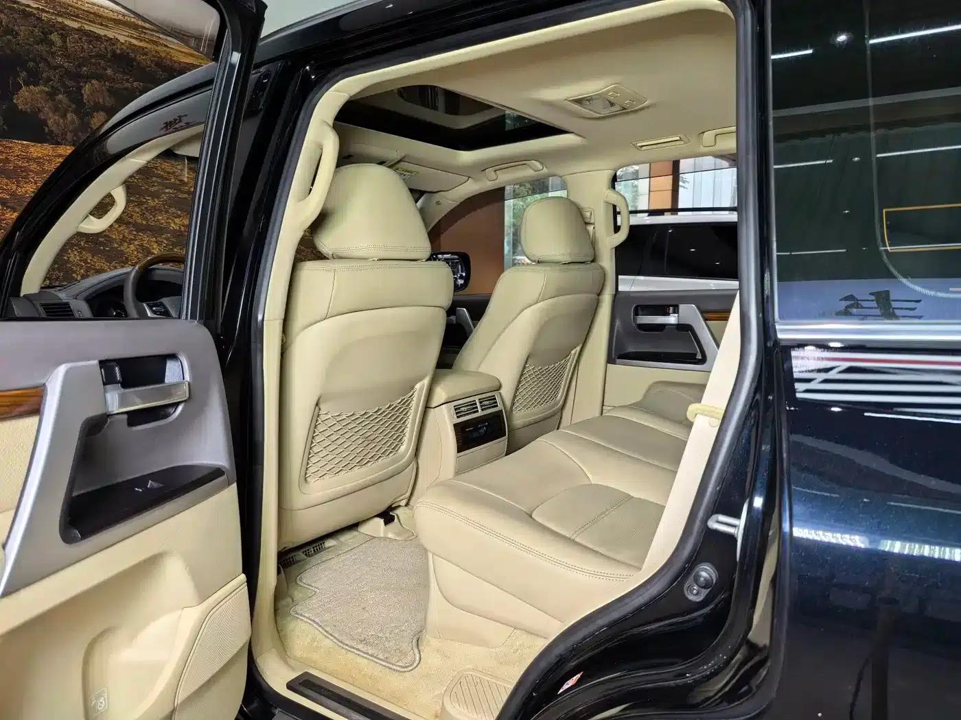 2017 Land Cruiser (Imported) 5.7L EXR Middle East Edition — миниатюра 20