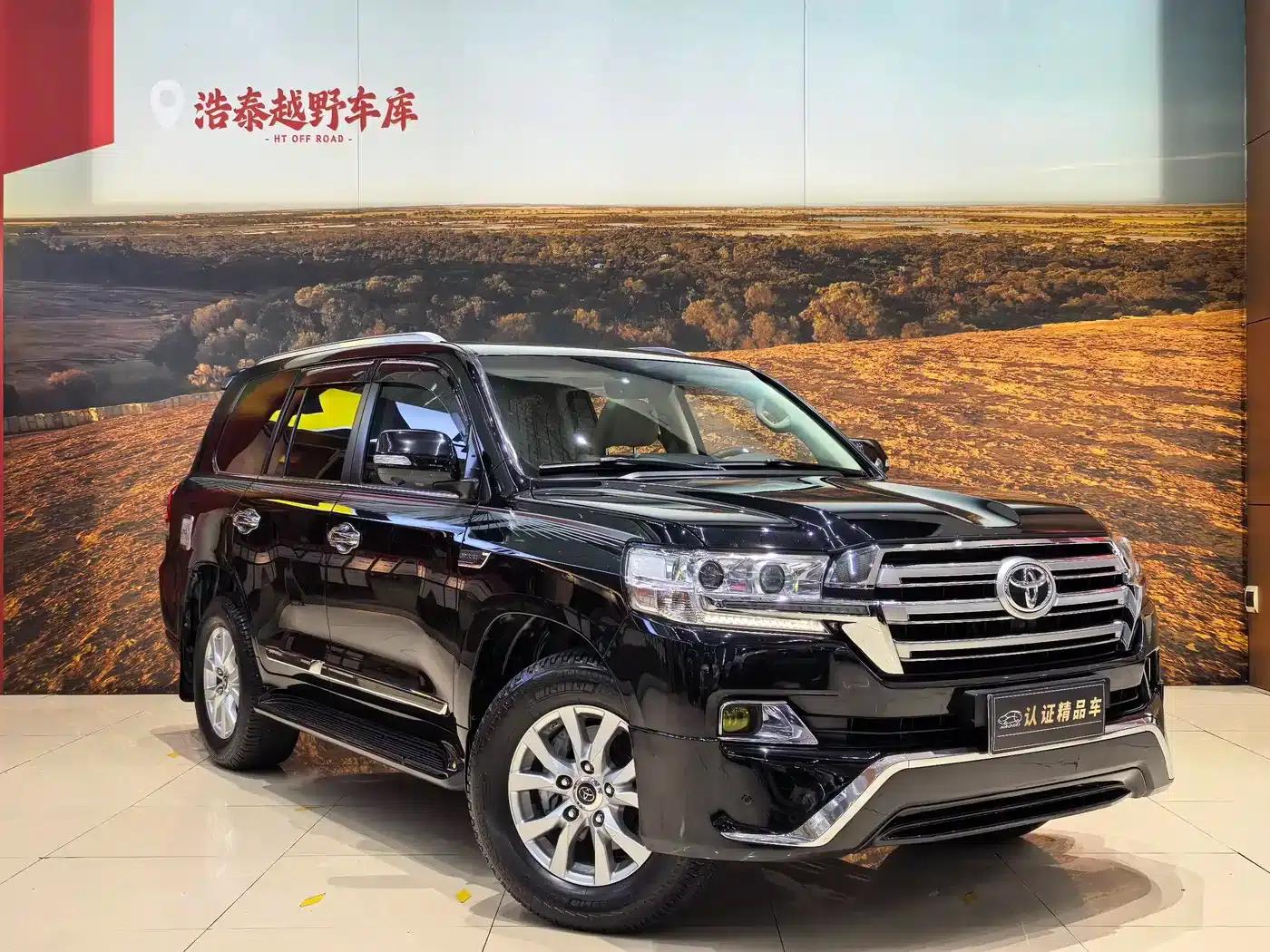 2017 Land Cruiser (Imported) 5.7L EXR Middle East Edition — миниатюра 3