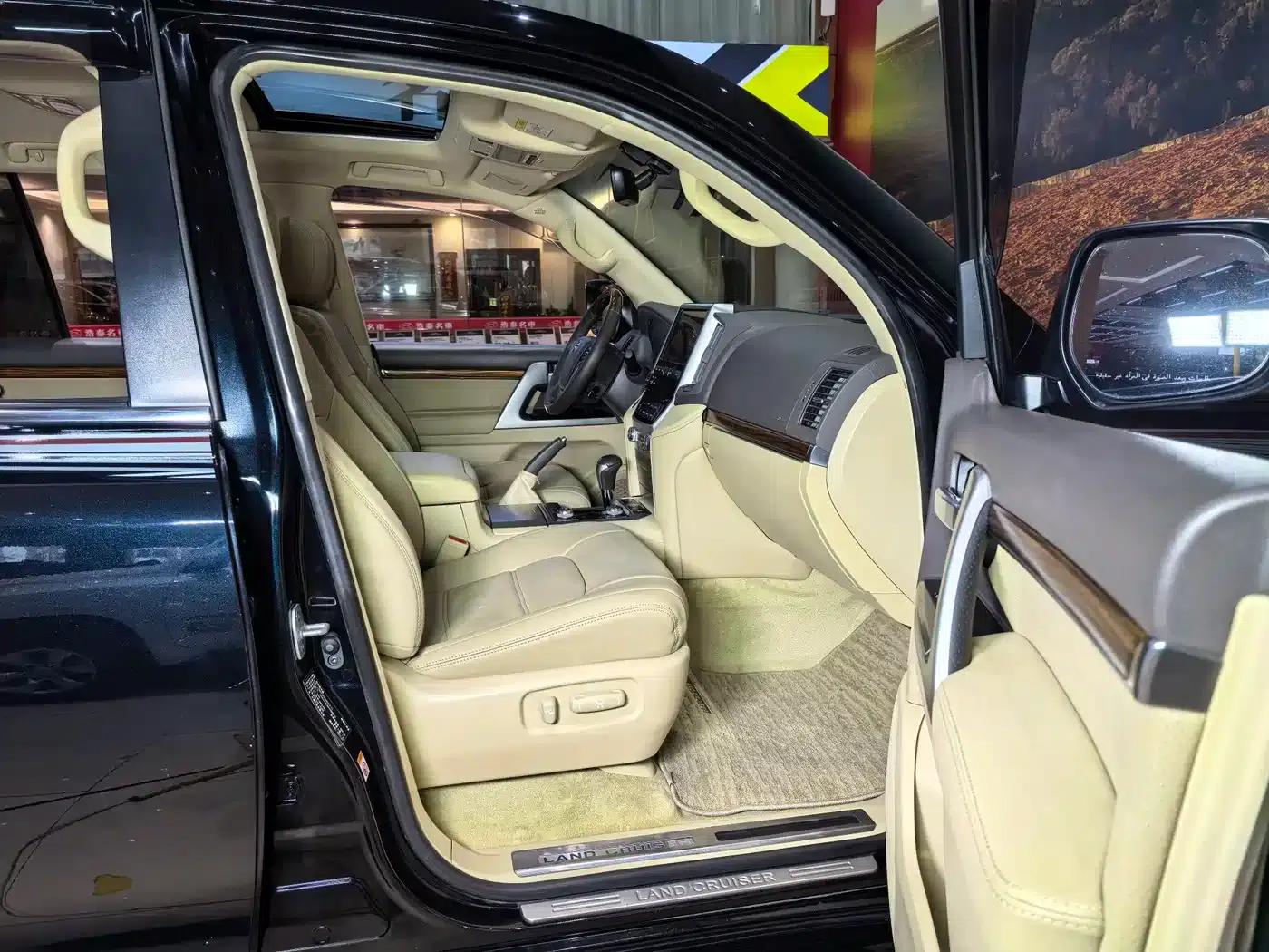 2017 Land Cruiser (Imported) 5.7L EXR Middle East Edition — миниатюра 22