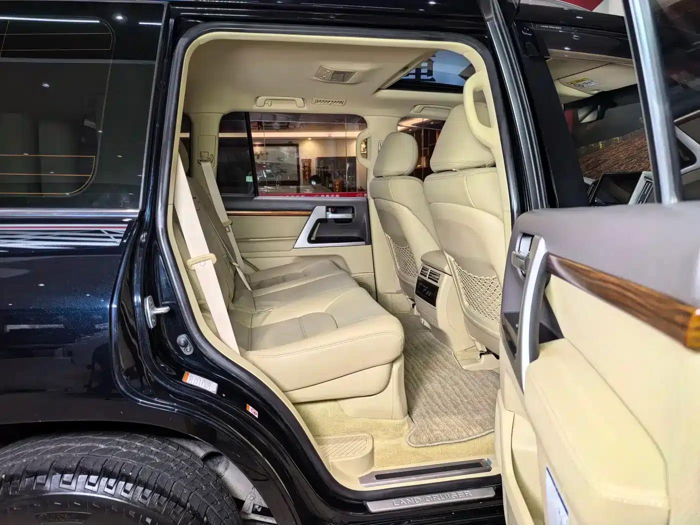 2017 Land Cruiser (Imported) 5.7L EXR Middle East Edition — миниатюра 23