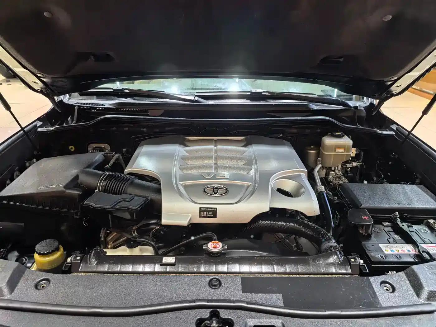 2017 Land Cruiser (Imported) 5.7L EXR Middle East Edition — миниатюра 26