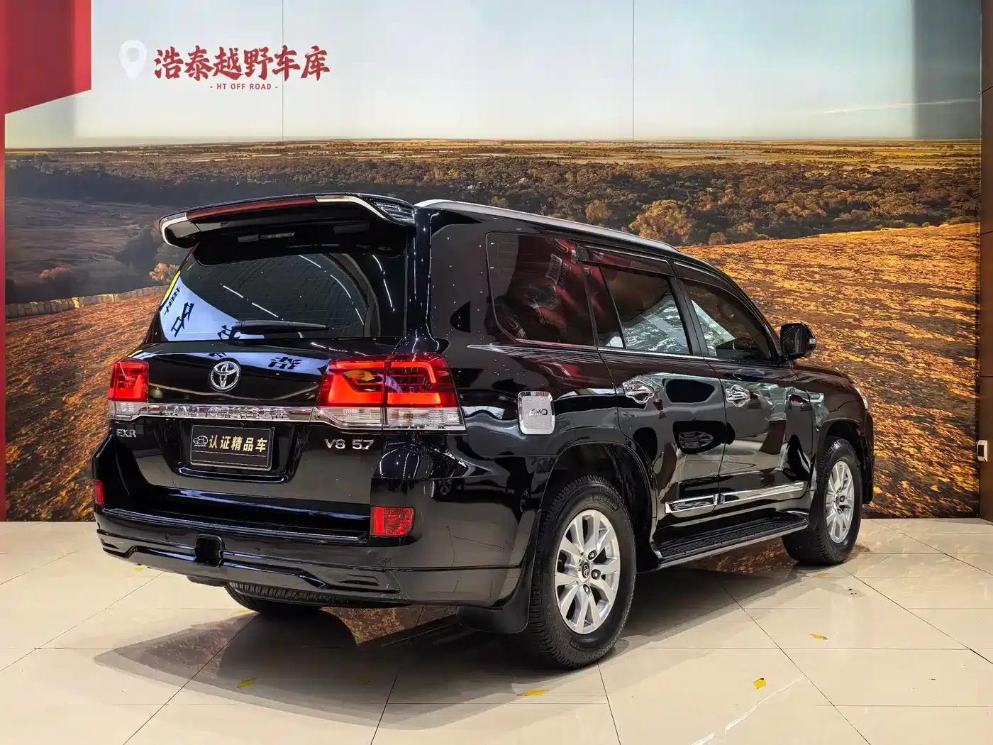 2017 Land Cruiser (Imported) 5.7L EXR Middle East Edition — миниатюра 4