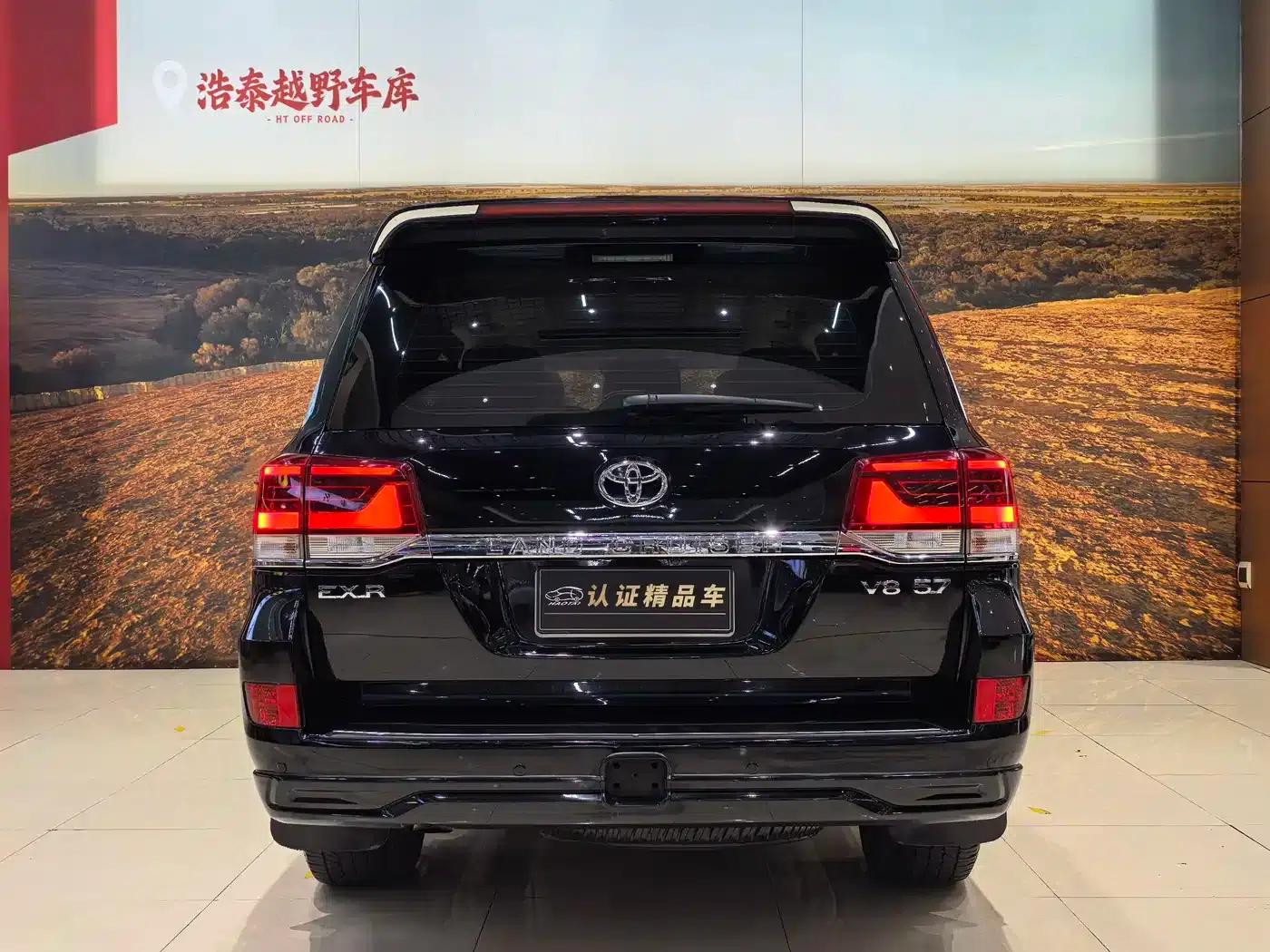 2017 Land Cruiser (Imported) 5.7L EXR Middle East Edition — миниатюра 5