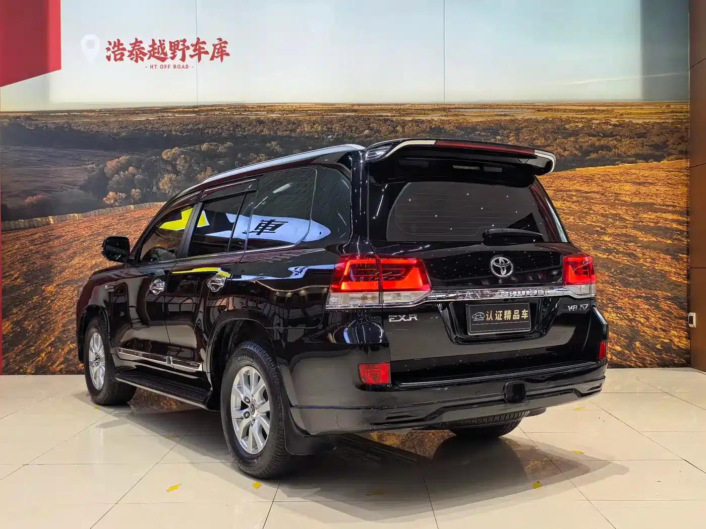 2017 Land Cruiser (Imported) 5.7L EXR Middle East Edition — миниатюра 6