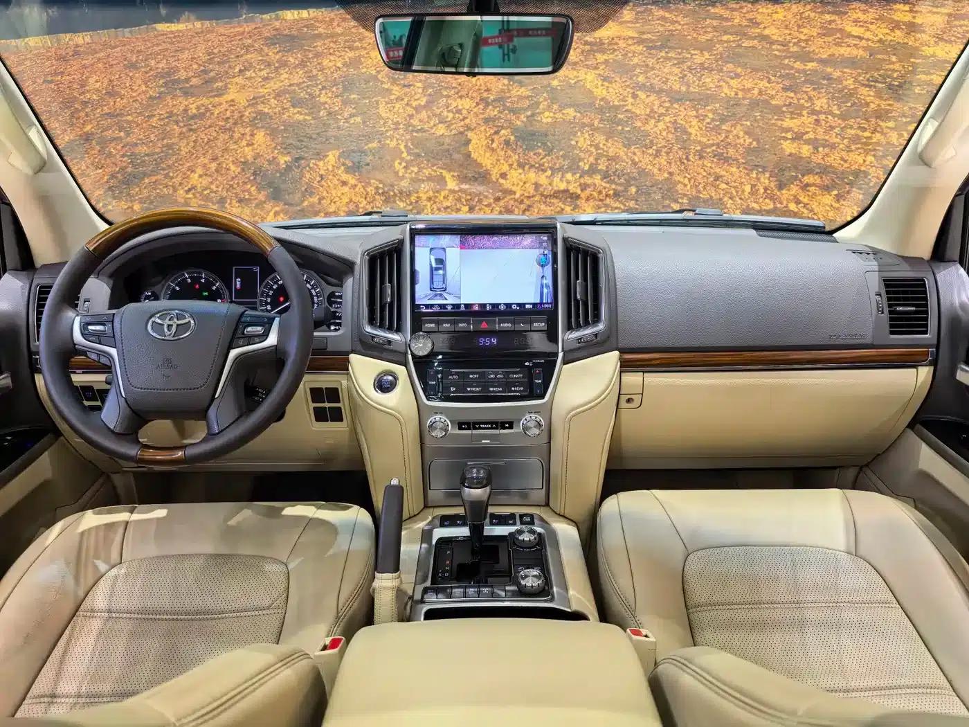 2017 Land Cruiser (Imported) 5.7L EXR Middle East Edition — миниатюра 9