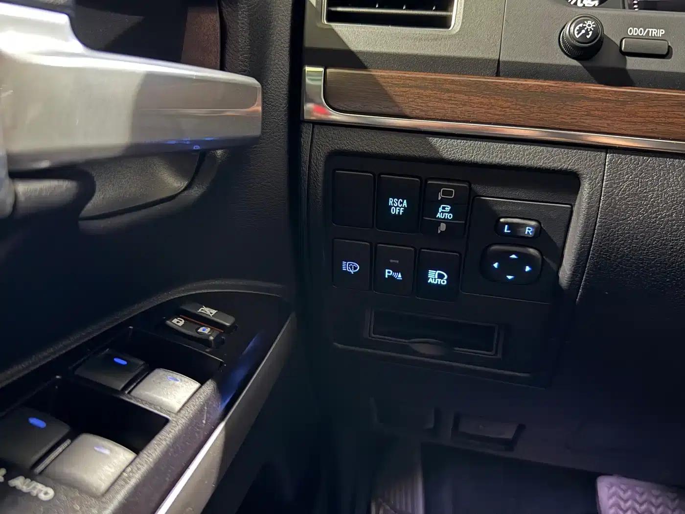 2019 Land Cruiser (Imported) 5.7L VR-X — миниатюра 17
