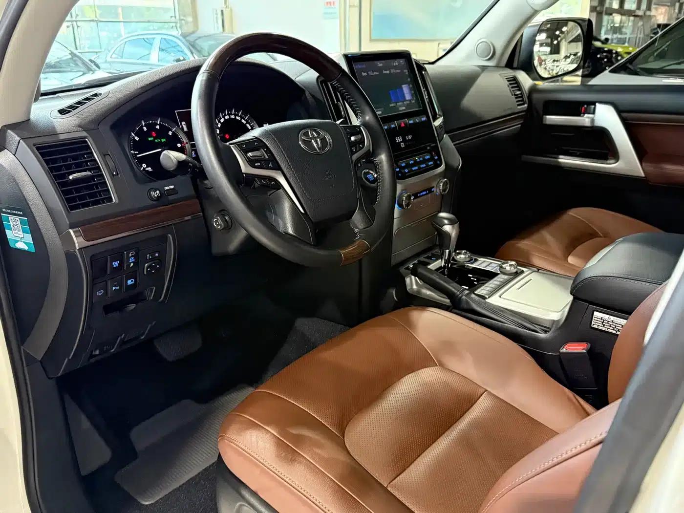 2019 Land Cruiser (Imported) 5.7L VR-X — миниатюра 5