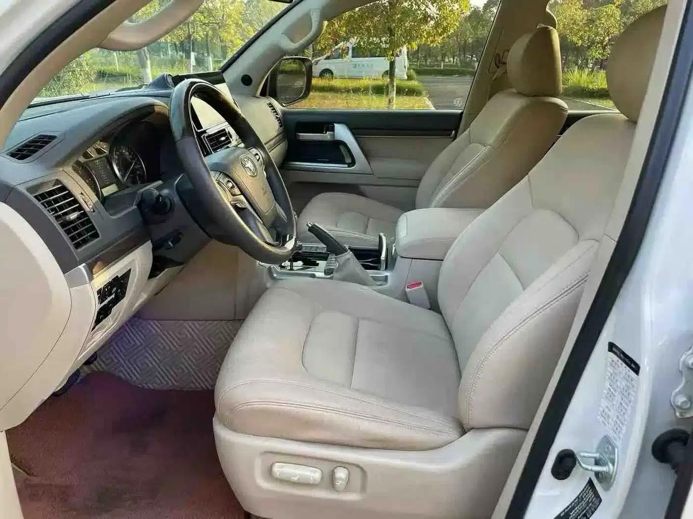 2016 Land Cruiser (Imported) 4.0L Middle East Edition — миниатюра 3