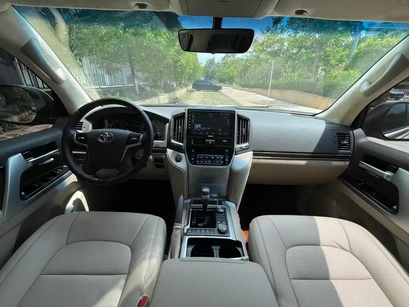 2019 Land Cruiser (Imported) 5.7L Automatic — миниатюра 11