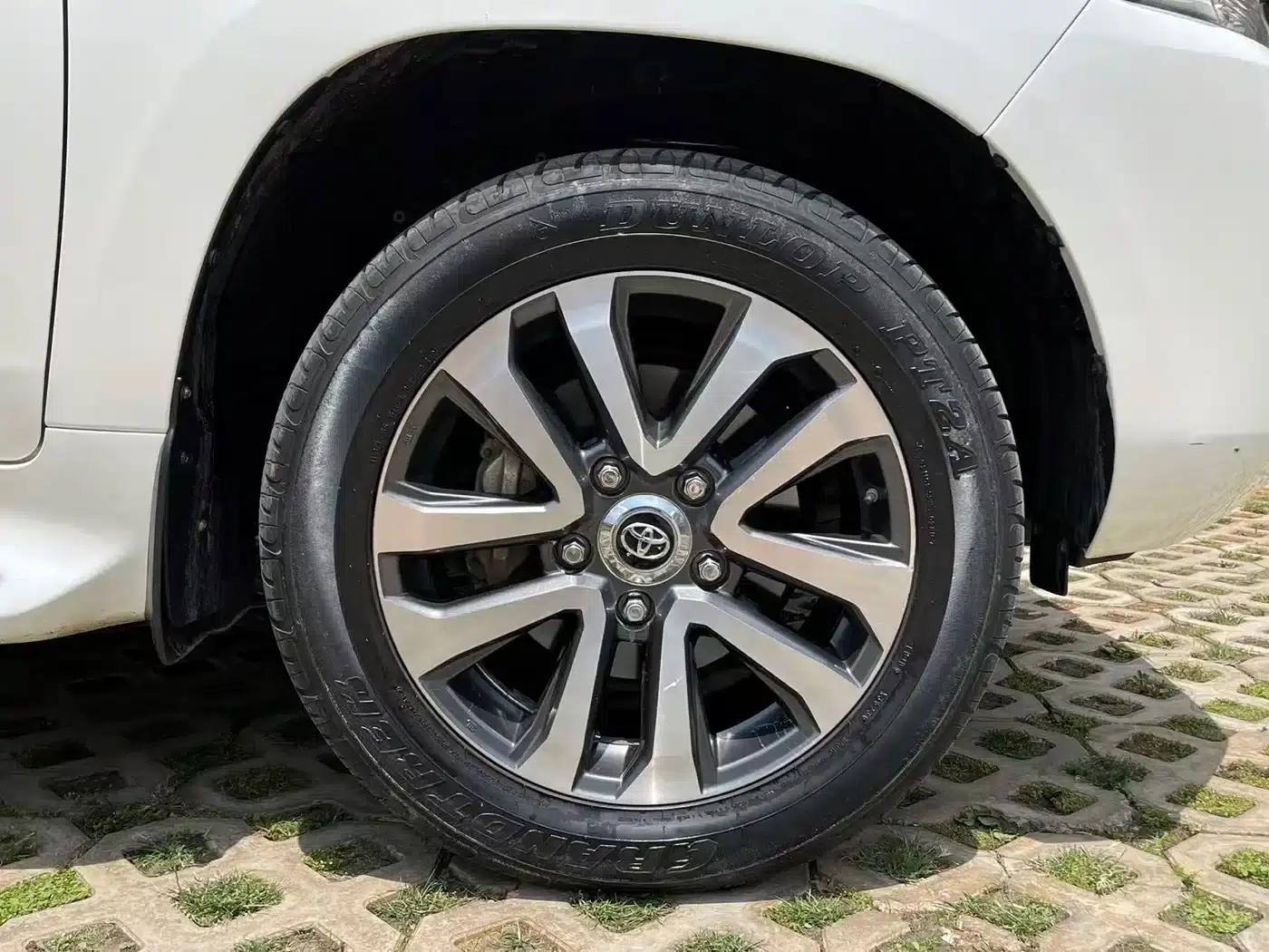 2019 Land Cruiser (Imported) 5.7L Automatic — миниатюра 17