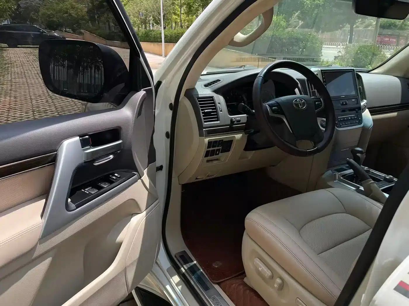 2019 Land Cruiser (Imported) 5.7L Automatic — миниатюра 7
