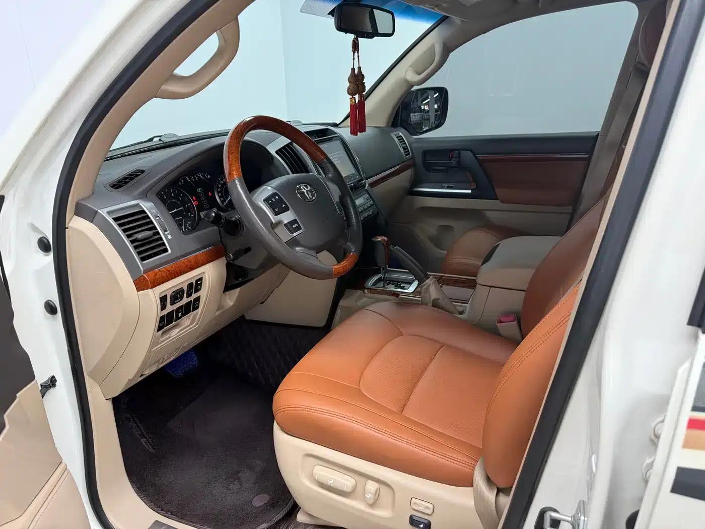 2015 Land Cruiser Imported Model 4.6L V8 Middle East Limited Edition — миниатюра 7