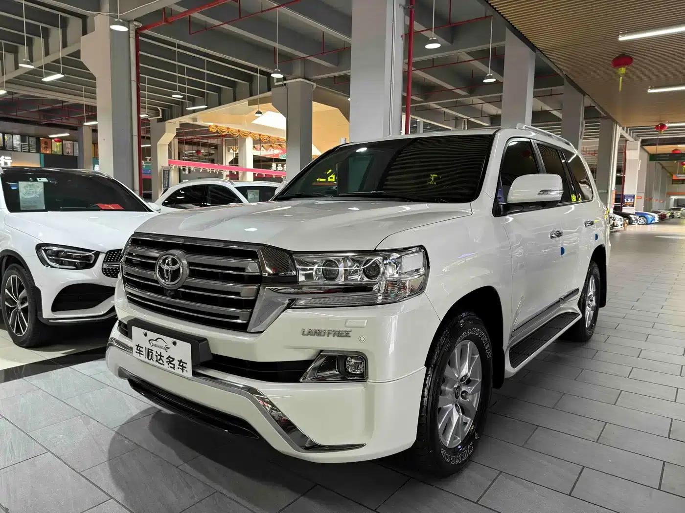 2016 Land Cruiser (Imported) 4.6L Middle East Edition — миниатюра 1