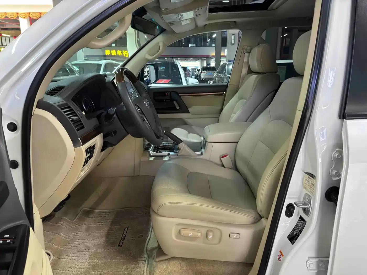 2016 Land Cruiser (Imported) 4.6L Middle East Edition — миниатюра 5