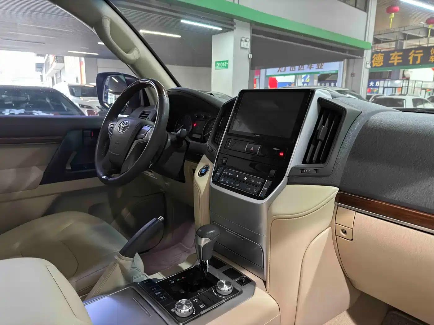 2016 Land Cruiser (Imported) 4.6L Middle East Edition — миниатюра 6