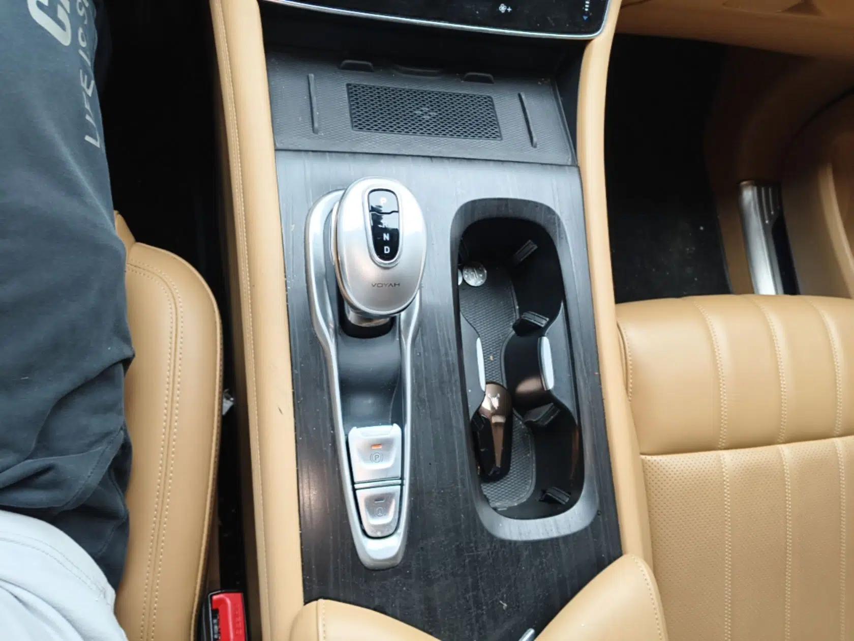 VOYAH Dream 2024 PHEV Extended-Range Premium Edition — миниатюра 17