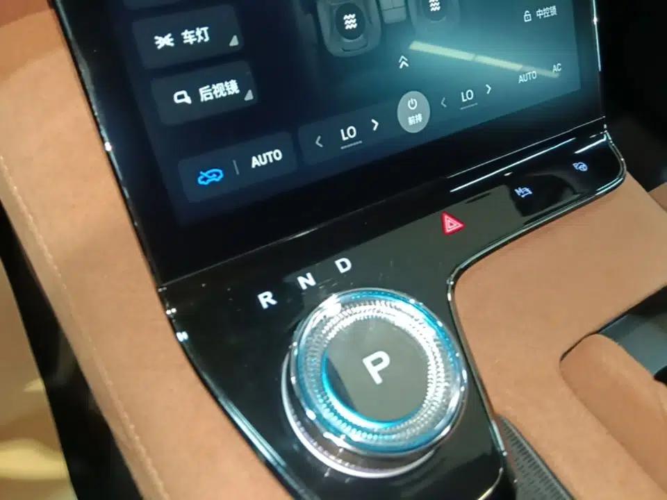 VOYAH PASSION 2024 PHEV Four-Wheel Drive Ultra-Long Range Flagship Model — миниатюра 17