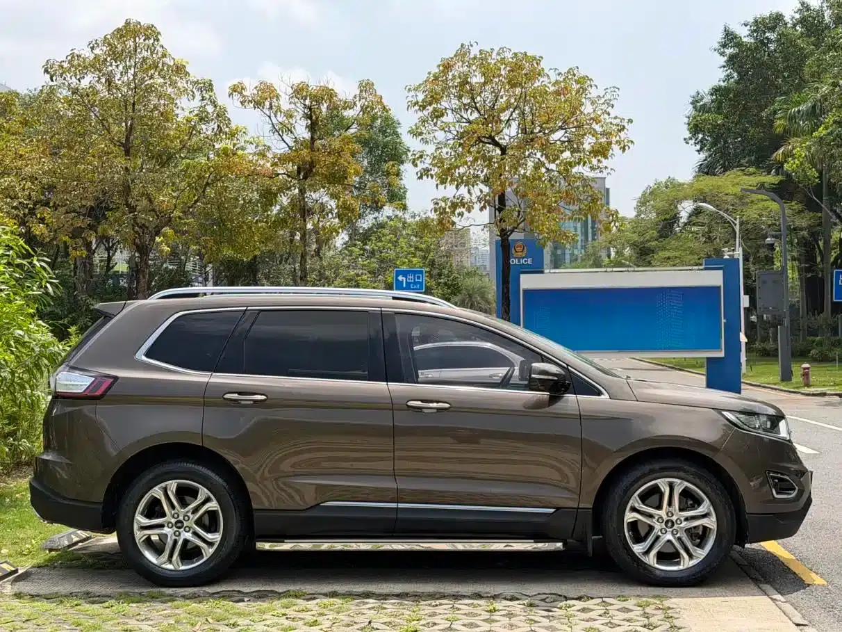 2016 Ford Edge EcoBoost 245 2WD Luxury 7-seater — миниатюра 3