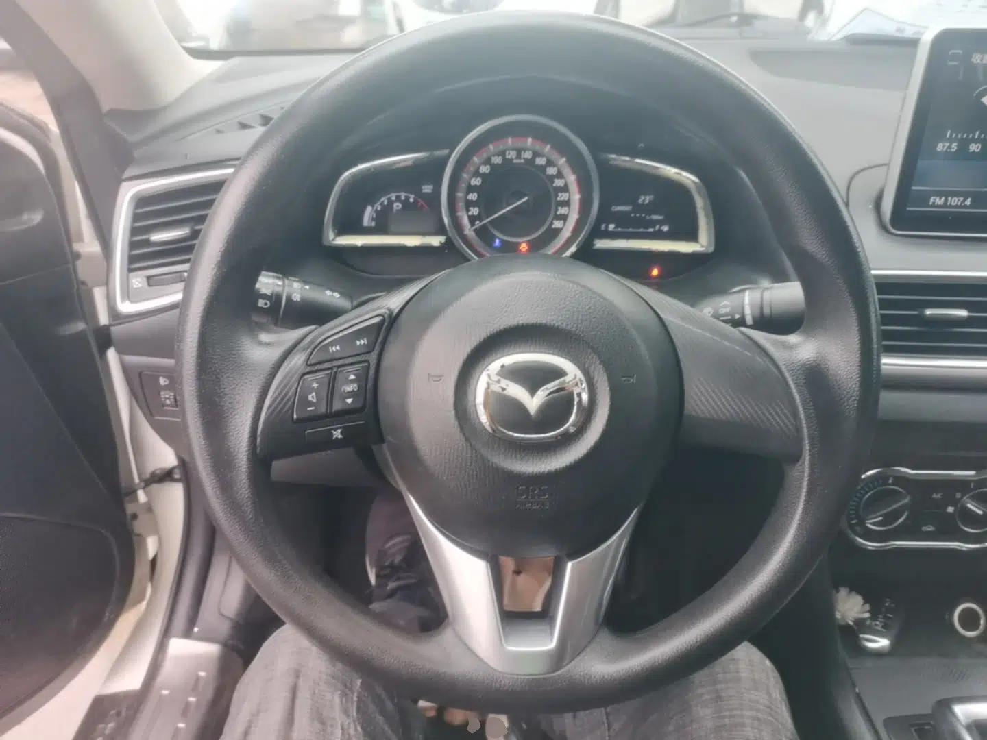 Mazda 3 Axela 2016 Sedan 1.5L Automatic Comfort Model — миниатюра 14