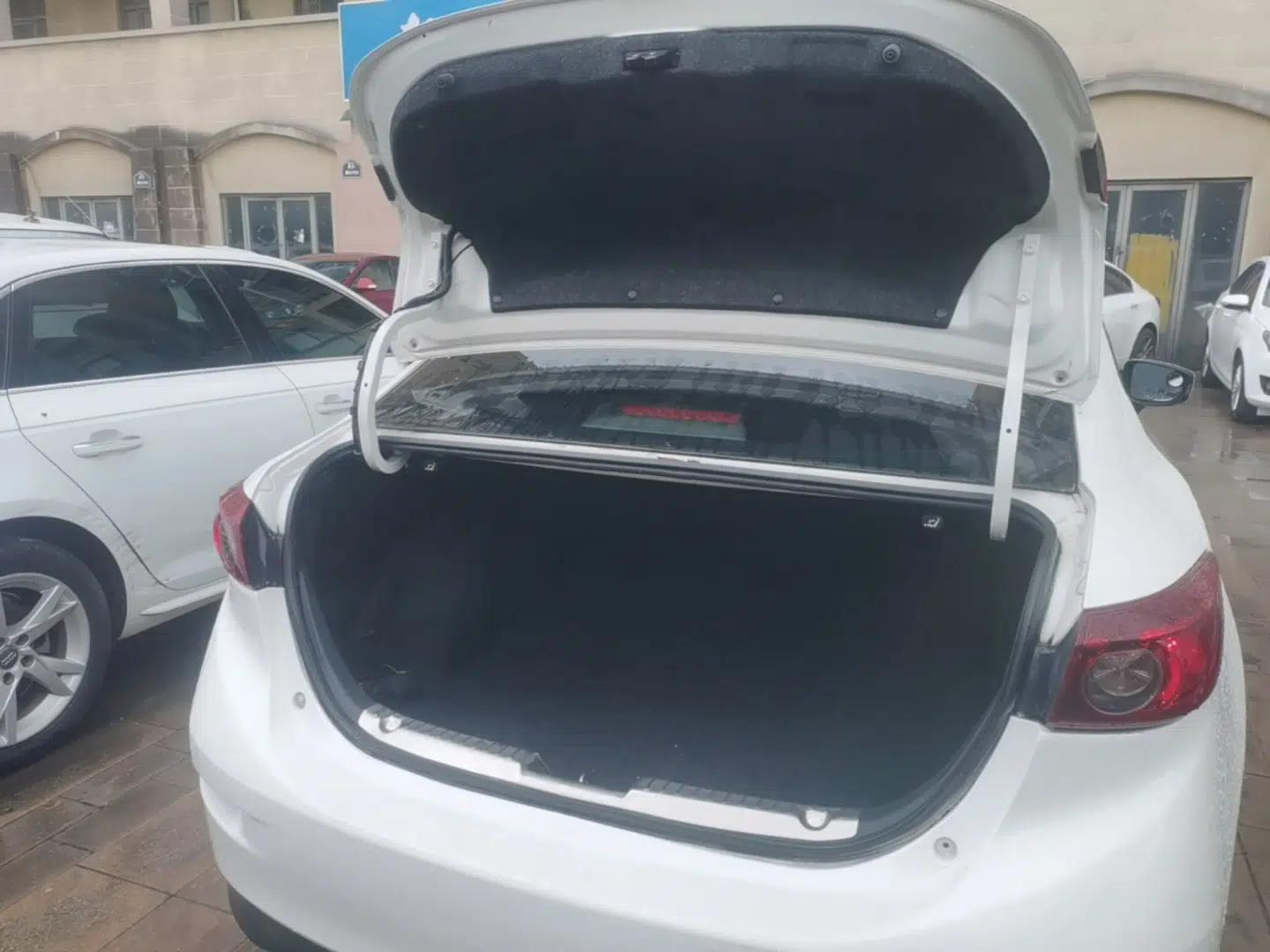 Mazda 3 Axela 2016 Sedan 1.5L Automatic Comfort Model — миниатюра 22
