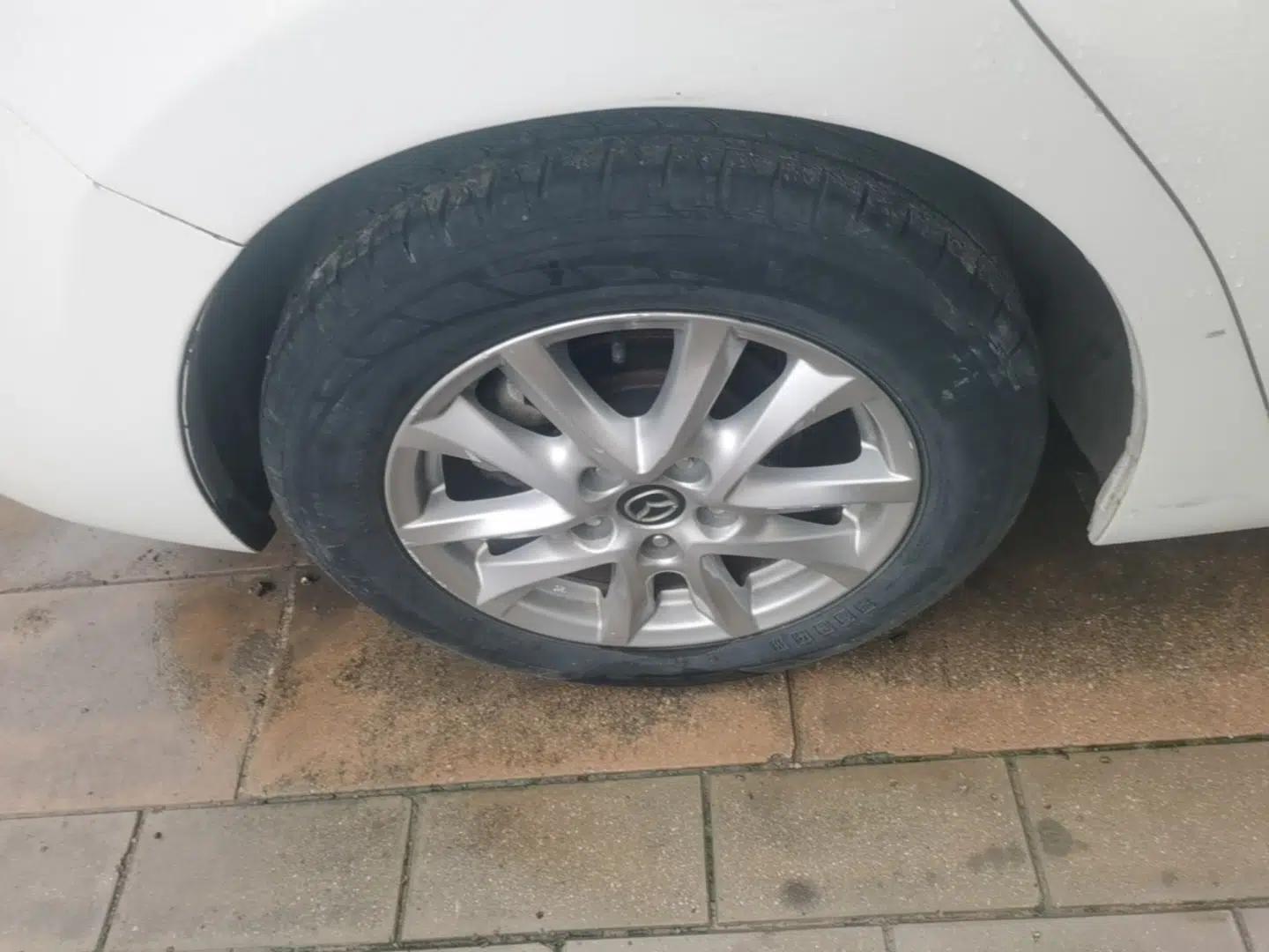Mazda 3 Axela 2016 Sedan 1.5L Automatic Comfort Model — миниатюра 10