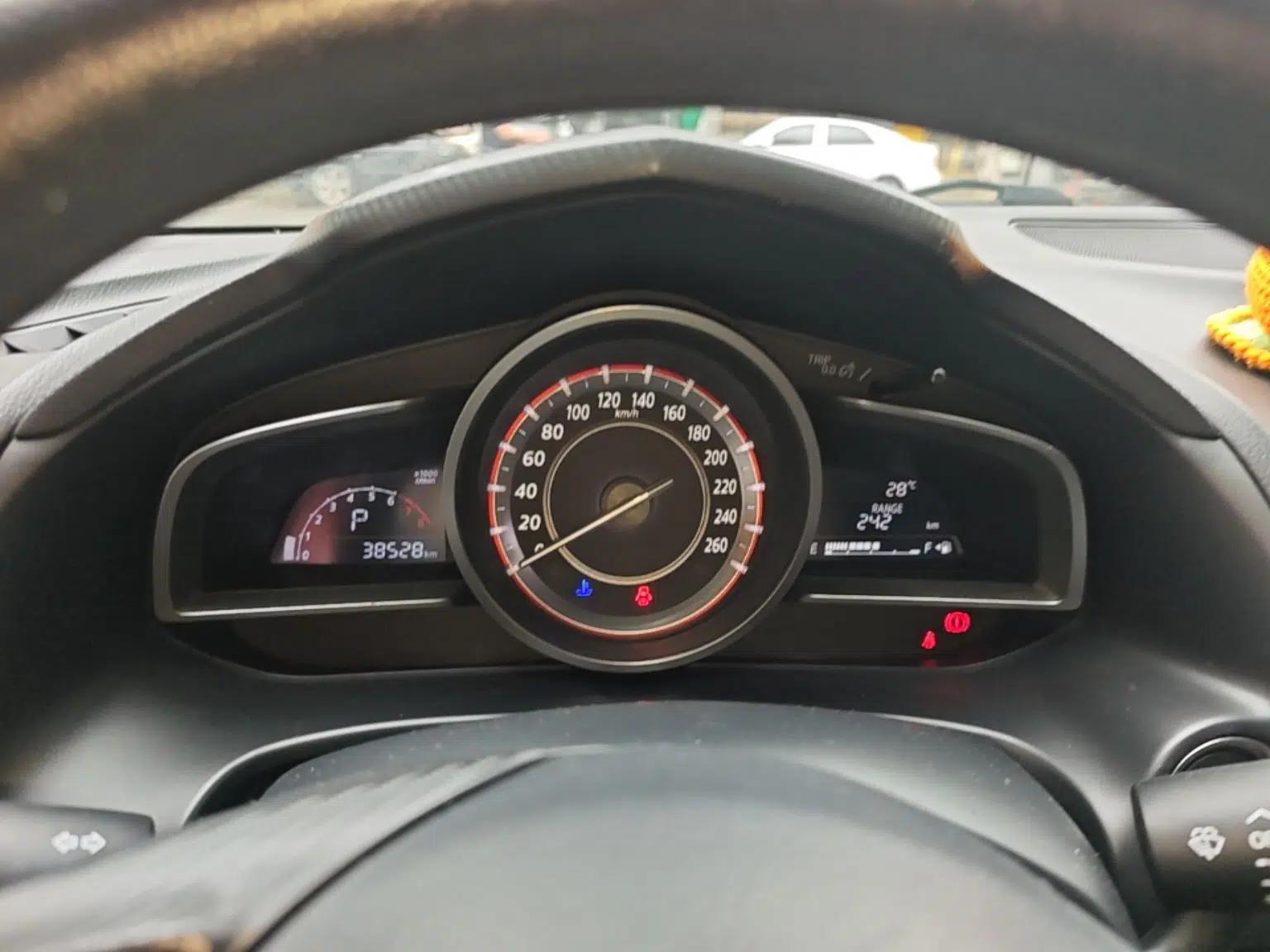 Mazda 3 Axela 2014 Sedan 1.5L Automatic Luxury Model — миниатюра 12