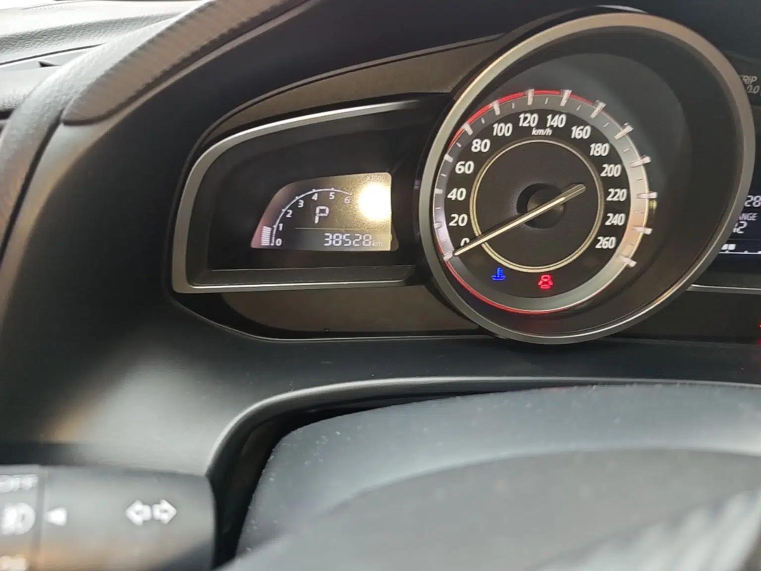 Mazda 3 Axela 2014 Sedan 1.5L Automatic Luxury Model — миниатюра 13