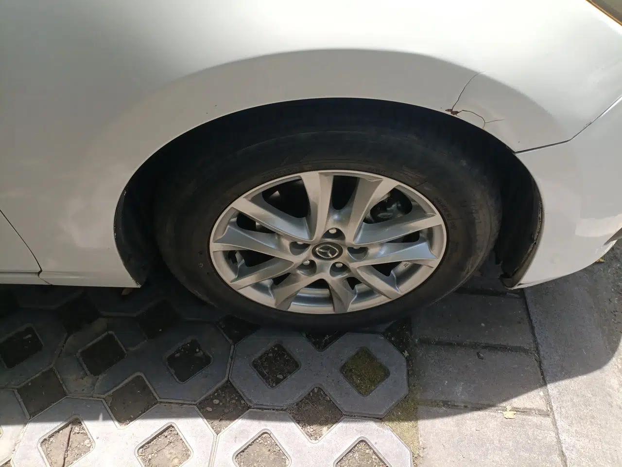 Mazda 3 Axela 2014 Sedan 1.5L Automatic Luxury Model — миниатюра 8