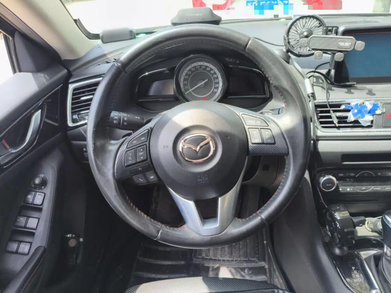 Mazda 3 Axela 2014 Sedan 2.0L Automatic Sport Model — миниатюра 11