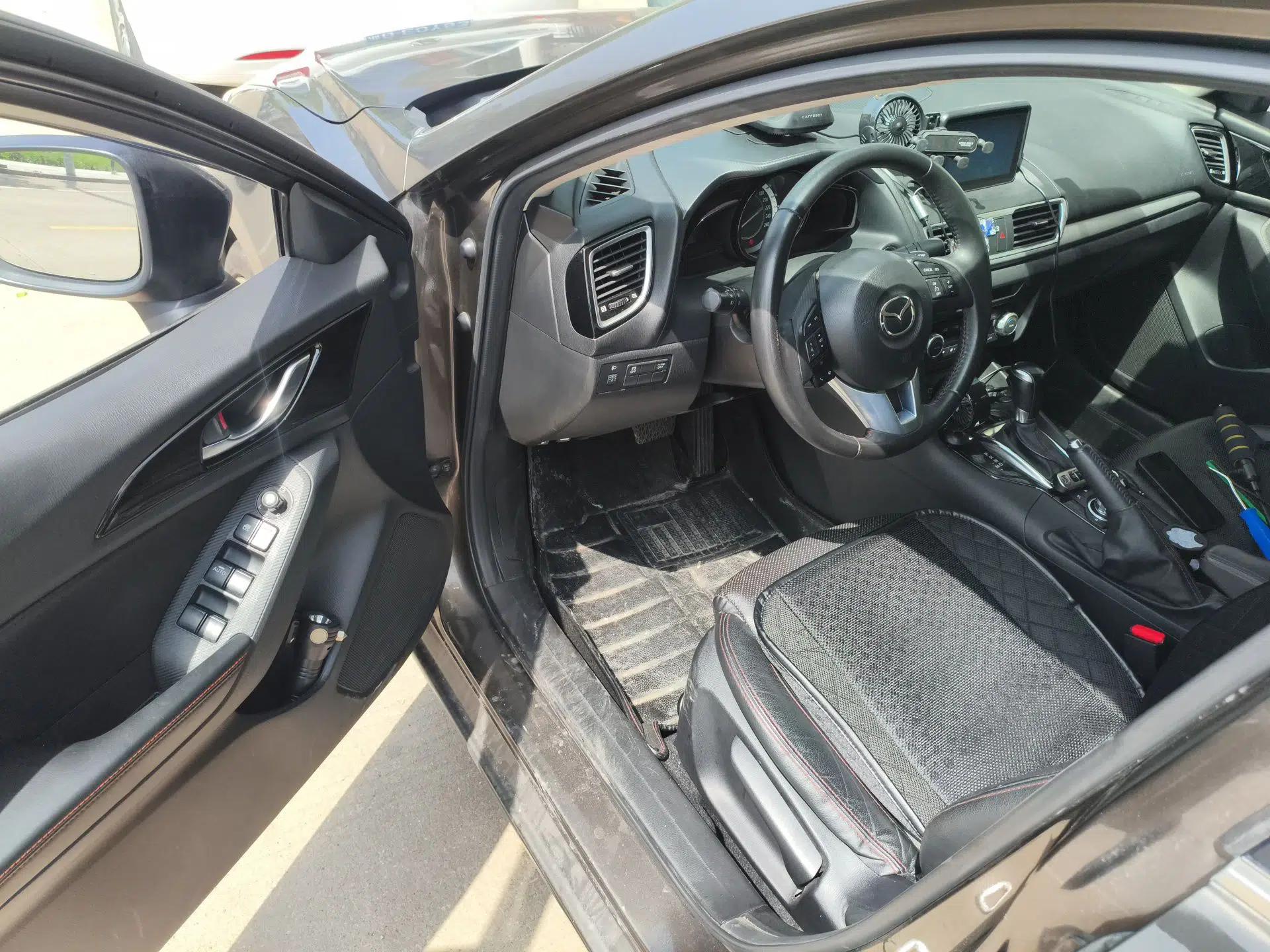 Mazda 3 Axela 2014 Sedan 2.0L Automatic Sport Model — миниатюра 17