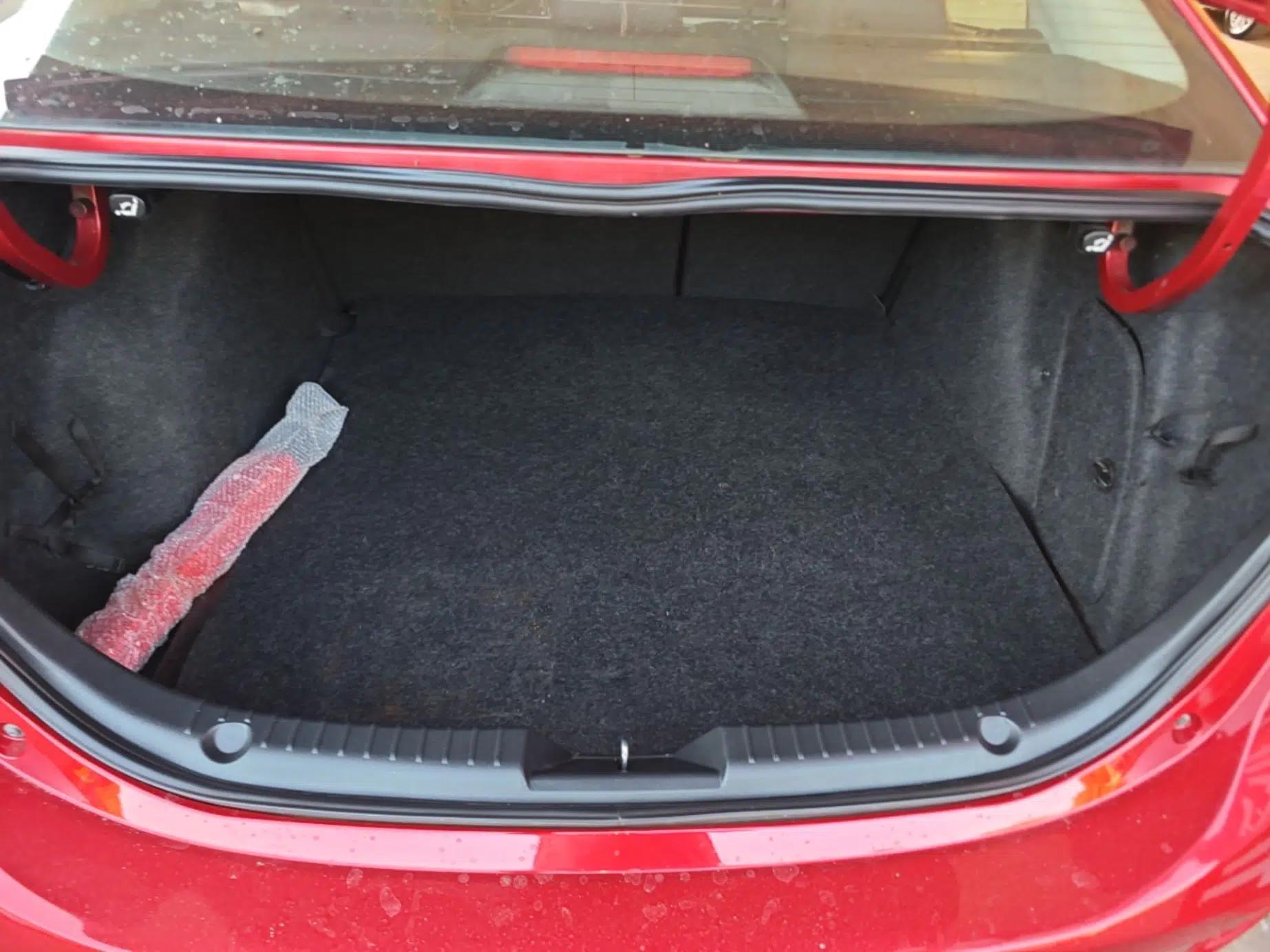 Mazda 3 Axela 2016 Sedan 1.5L Manual Comfort Model — миниатюра 22