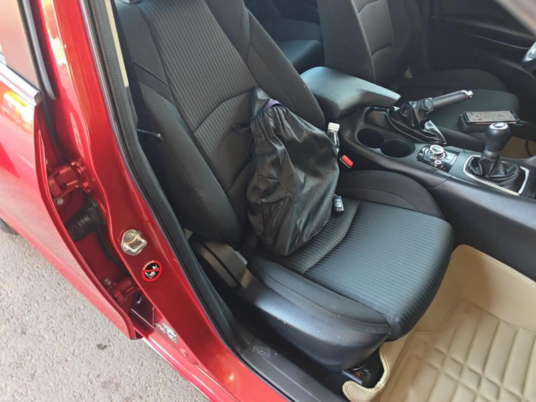 Mazda 3 Axela 2016 Sedan 1.5L Manual Comfort Model — миниатюра 23